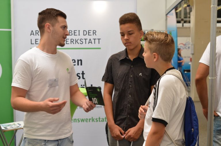 FSJler der LebensWerkstatt im Gespräch mit zwei Jugendlichen.