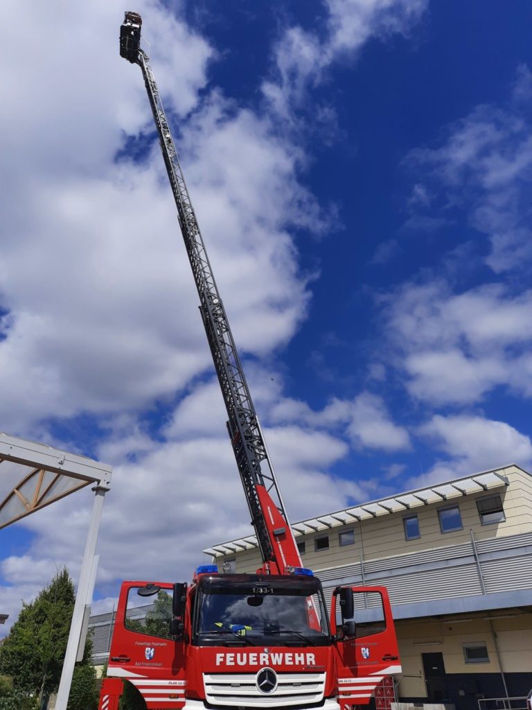 mit der Drehleiter über den Dächern von Bad Friedrichshall