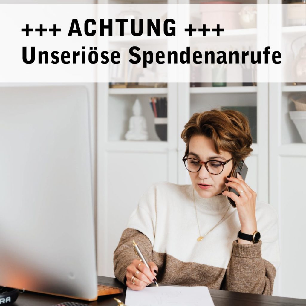 Frau am Schreibtisch telefoniert, Text warnt vor unseriösen Spendenanrufen.