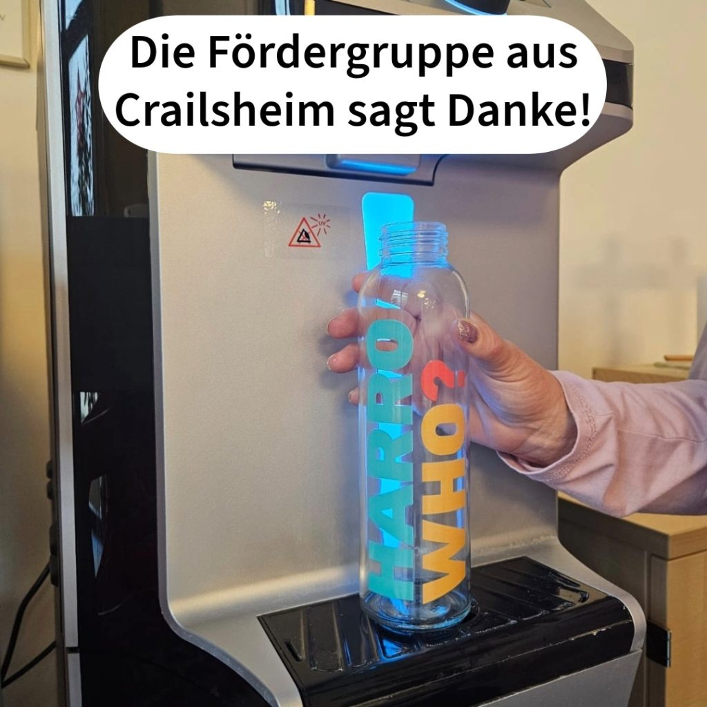 Frau hält eine bunte Flasche vor einem Wasserspender, Text: Die Fördergruppe aus Crailsheim sagt Danke!