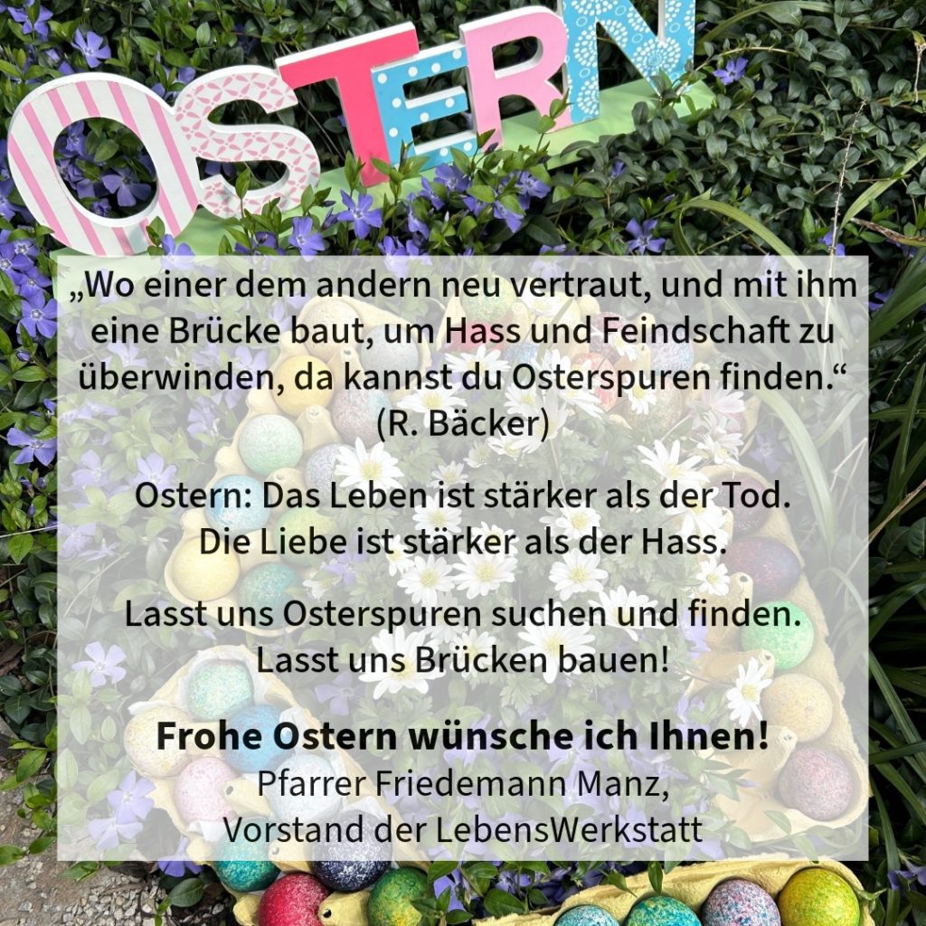 Bunte Osterbuchstaben und Ostereier im Blumenbeet, mit einer Osterbotschaft über Frieden und Liebe im Text.