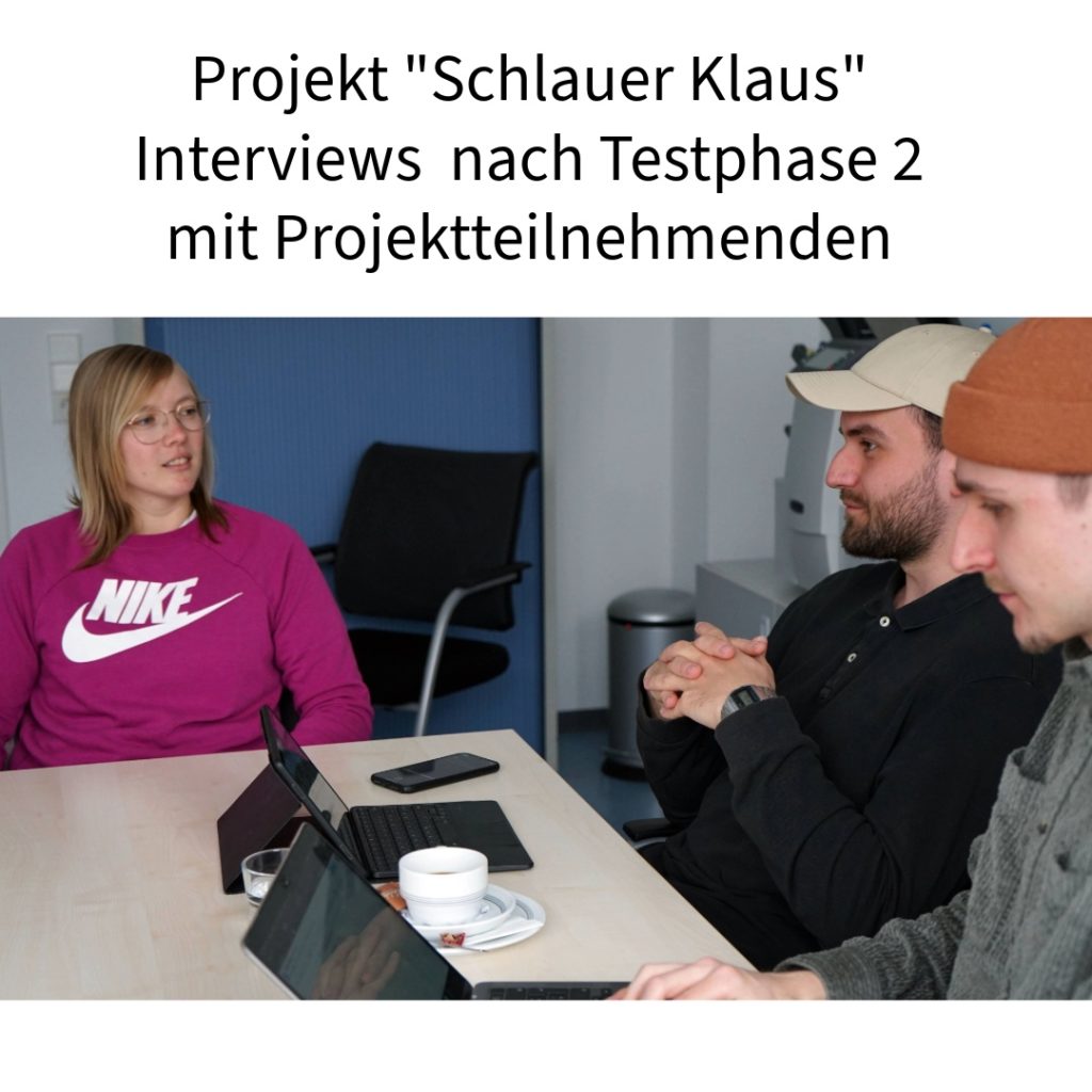 Interviews zu Projekt Schlauer Klaus Testphase 2 mit Teilnehmenden am Tisch mit Laptops und Notizblock.