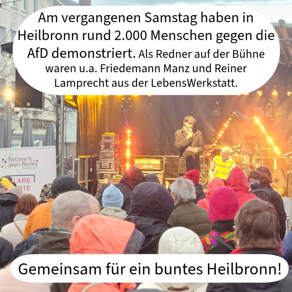 Demonstration gegen AfD in Heilbronn, Redner auf Bühne, viele Teilnehmer, Botschaft: Gemeinsam für ein buntes Heilbronn.