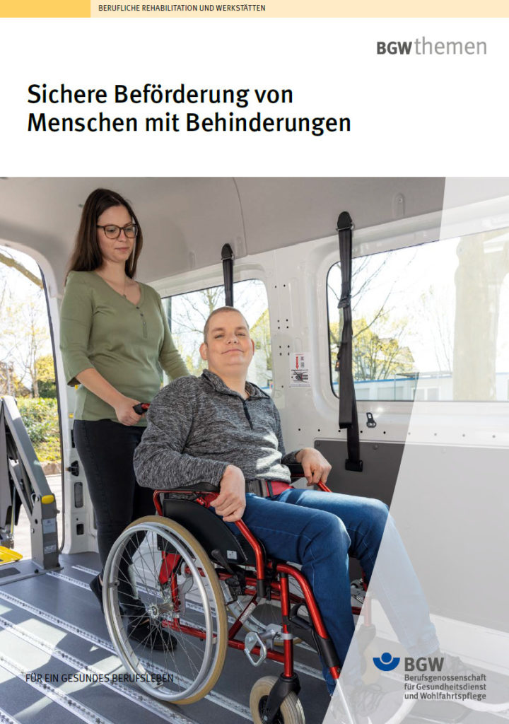 Frau hilft Mann im Rollstuhl, sicher in einem Fahrzeug zu reisen. Inklusion und barrierefreier Transport für Behinderte.