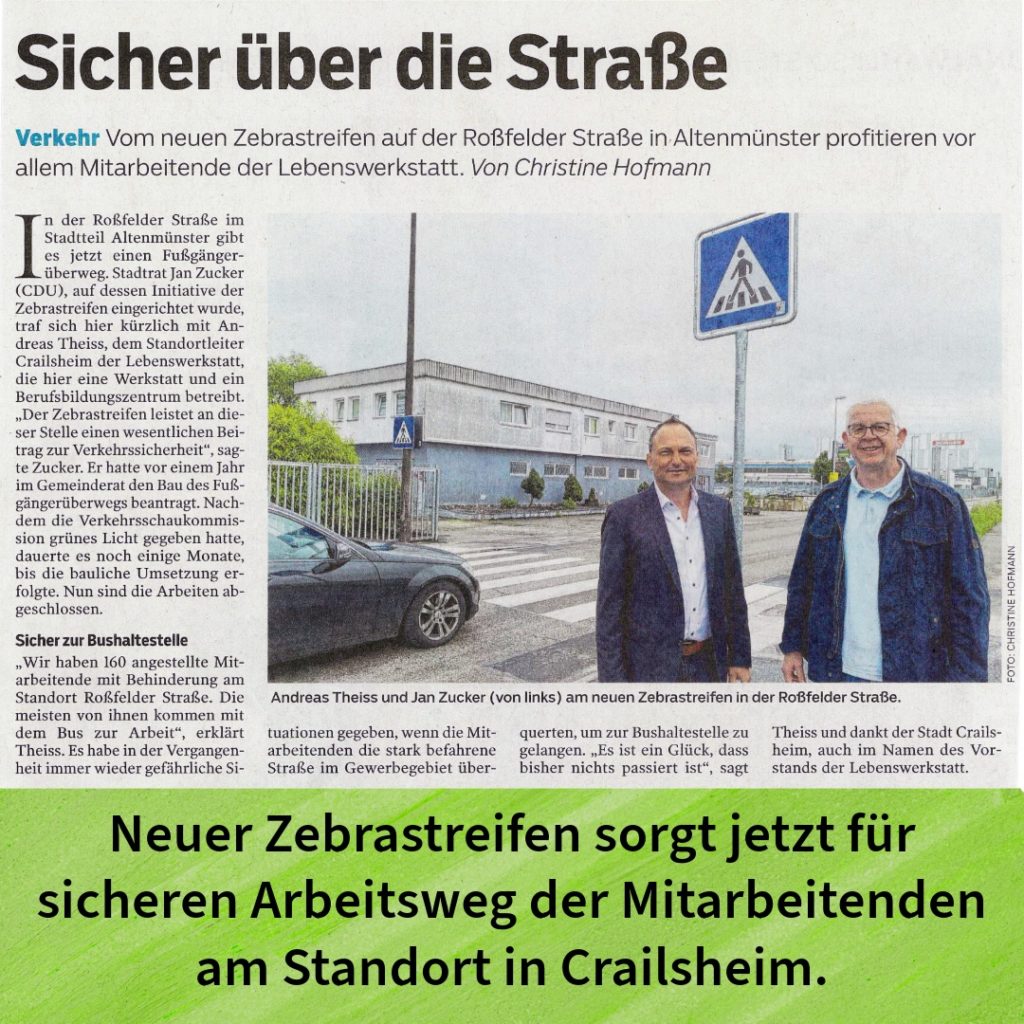 Zwei Männer stehen bei einem neuen Zebrastreifen in Altenmünster, der die Sicherheit für Mitarbeitende verbessert.