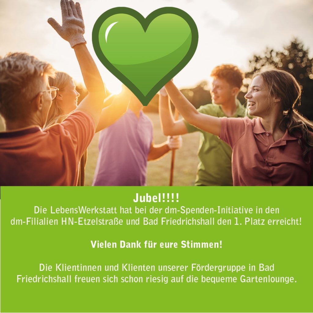 Gruppe von Menschen feiert draußen und hebt die Hände, darüber ein großes grünes Herz. Text: Gewinn bei dm-Spenden-Initiative.