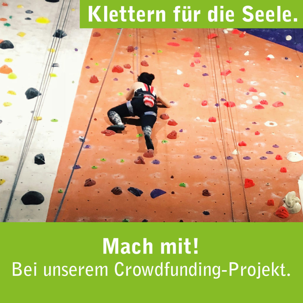 Kletterer an einer bunten Kletterwand mit Text Klettern für die Seele. Mach mit! Bei unserem Crowdfunding-Projekt.