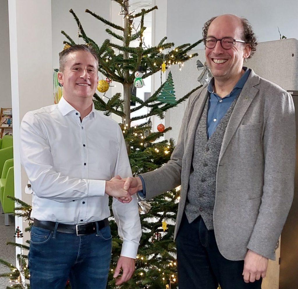 theomas lombacher schüttelt pfarrer manz die hand