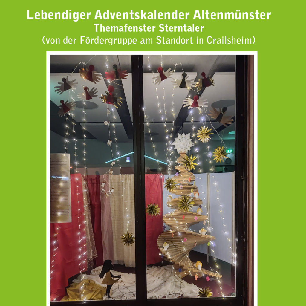 ein weihnachtlich geschmücktes fenster