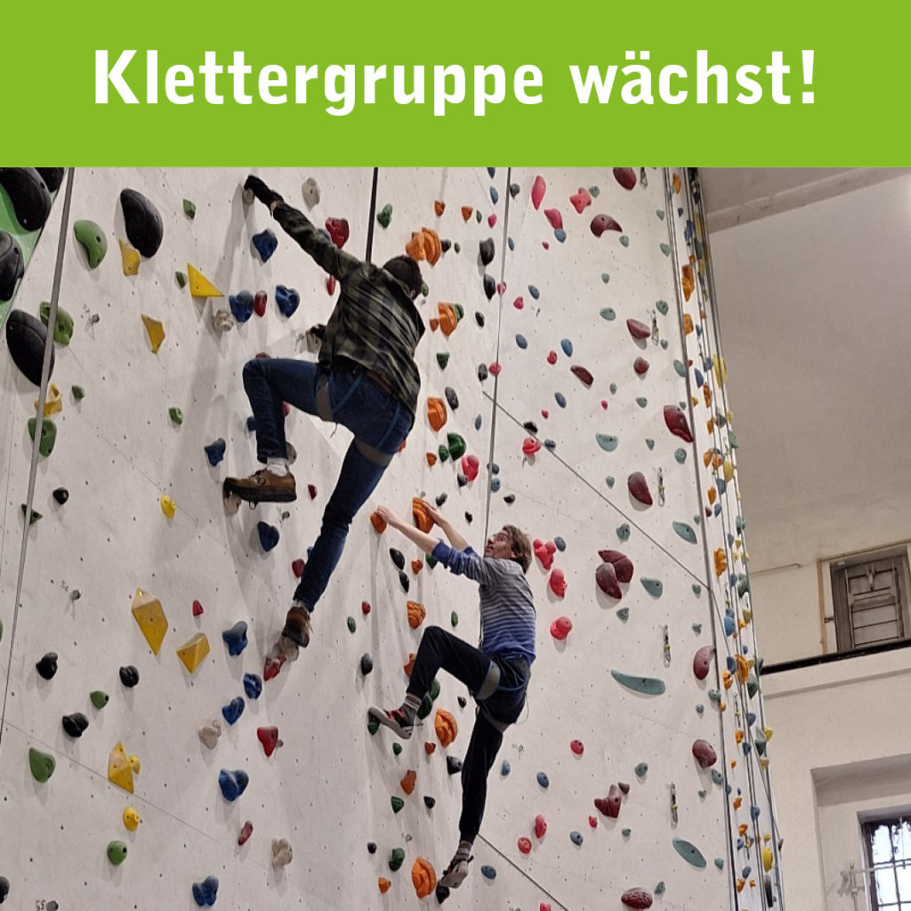 Das Bild zeigt zwei Leuten an einer Kletterwand. Das ist die Klettergruppe vom DAV Kletterzentrum Stuttgart. Auch das Zeichen vom DAV Kletterzentrum Stuttgart ist auf dem Bild.