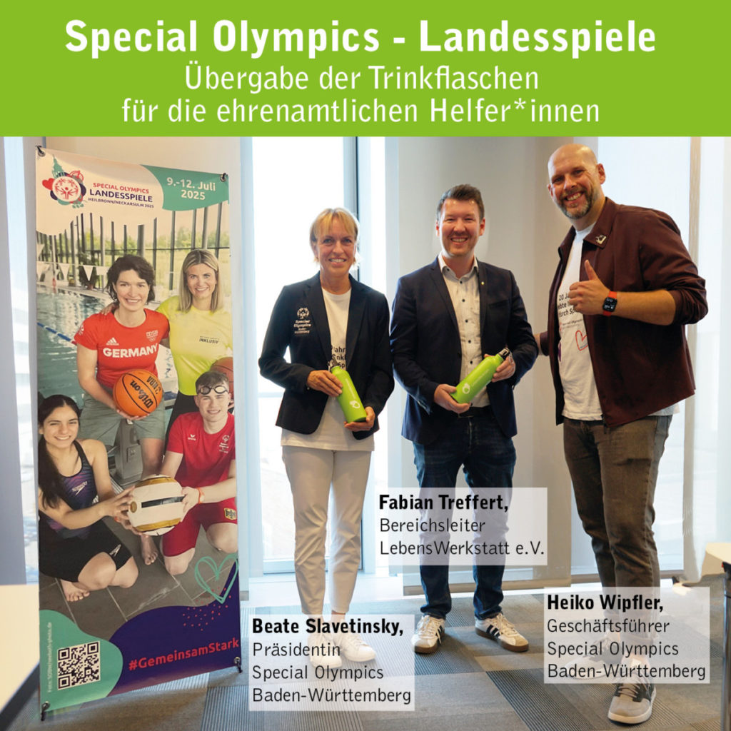 bild zeigt menschen die sich über eine trinkflasche freuen