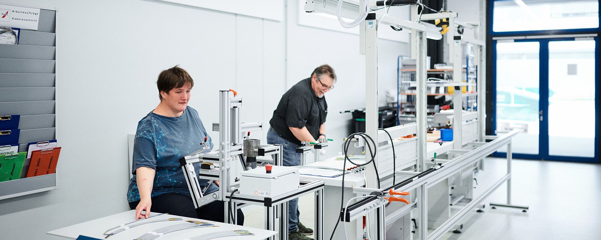 zwei Mitarbeitende der LebensWerkstatt arbeiten an einem Auftrag