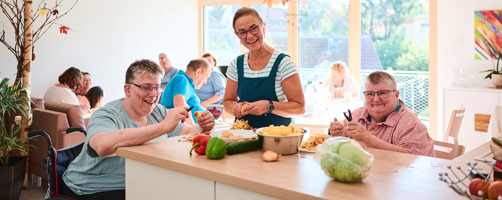 Bewohner*innen der LebensWerkstatt bereiten gemeinsam ein Essen vor