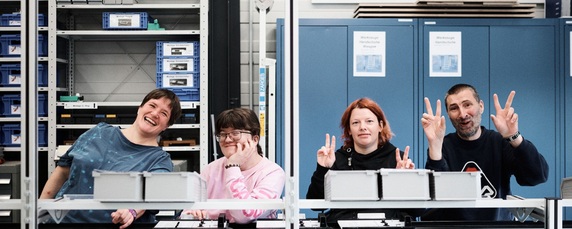 4 fröhliche menschen in ihrem arbeitsbereich