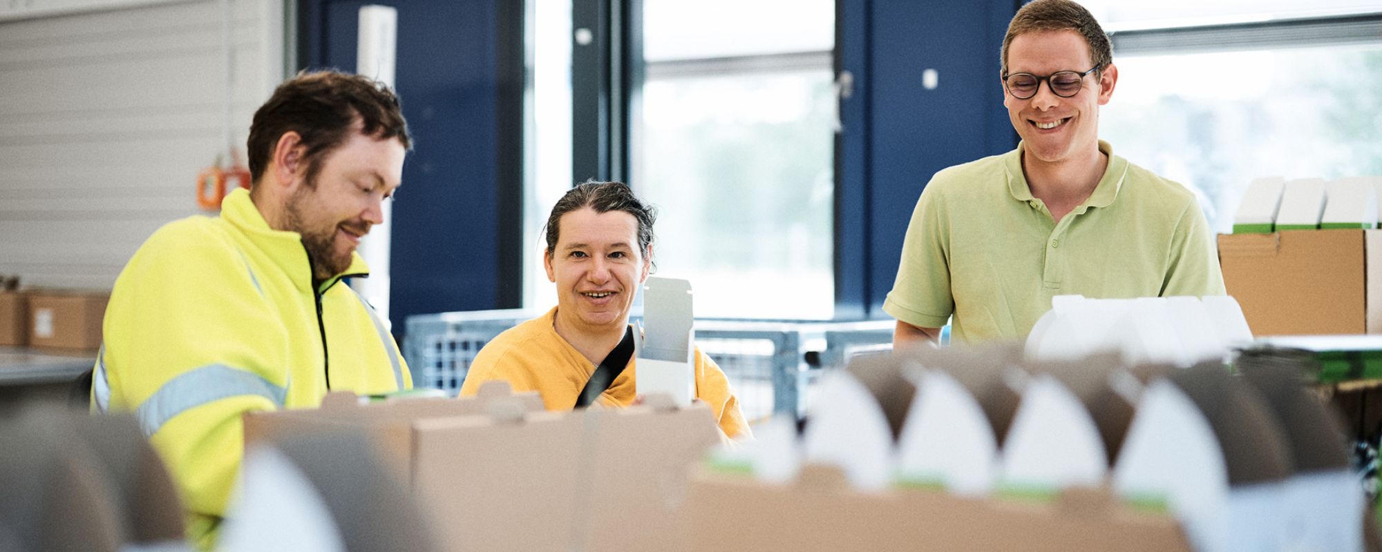drei menschen lächeln in die kamera
