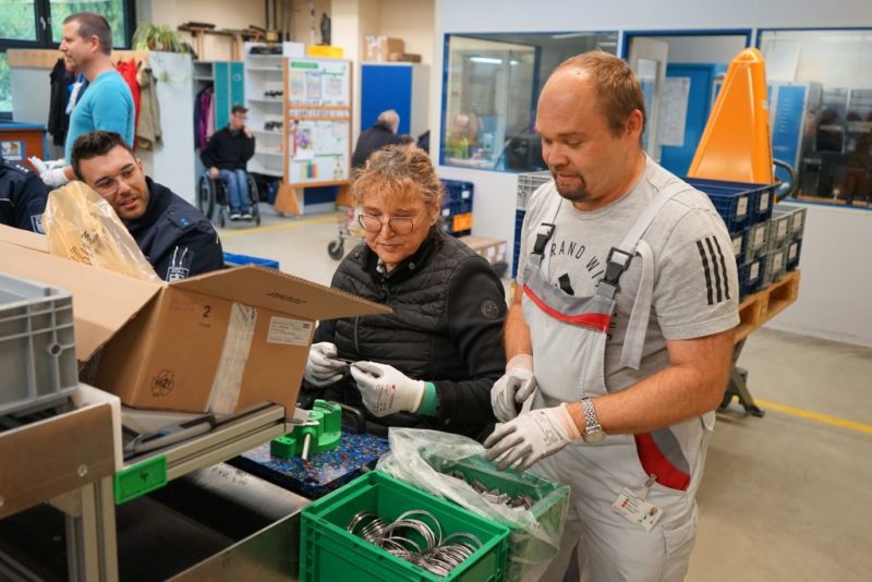 menschen beim arbeiten