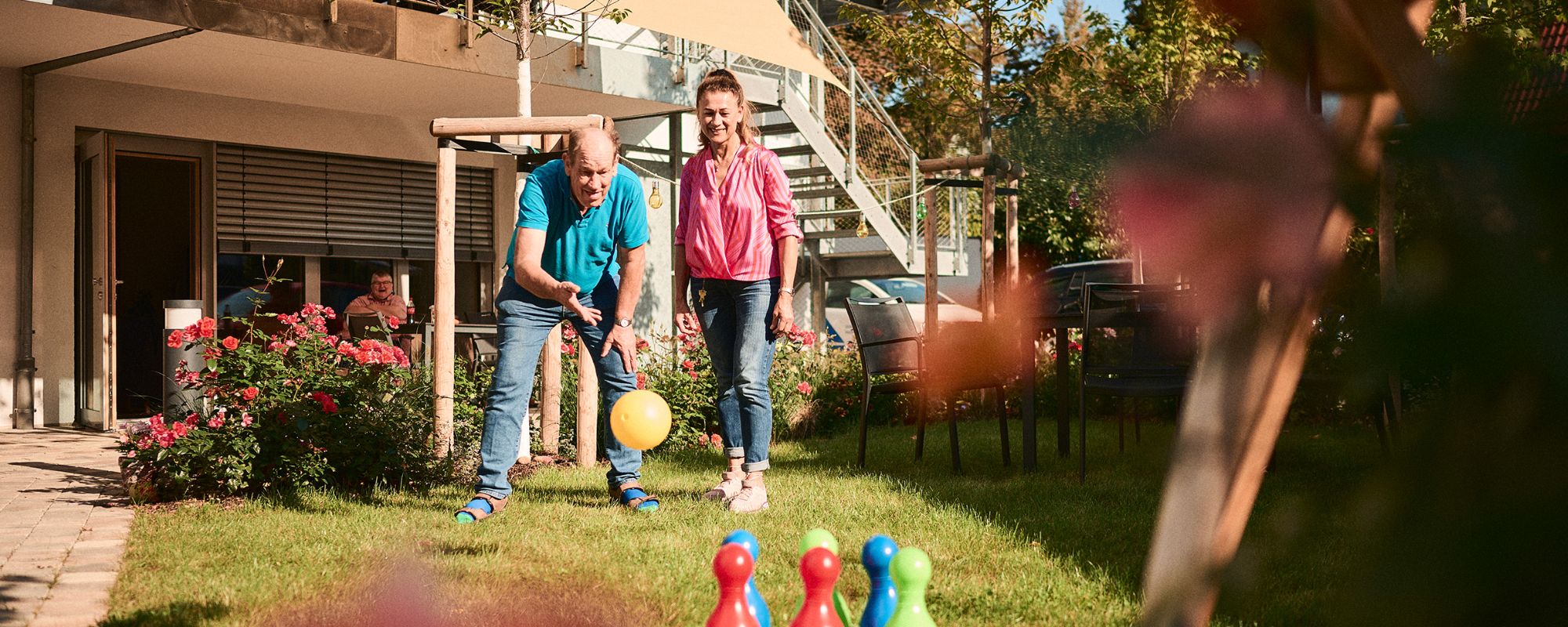 menschen sitzen und spielen im garten