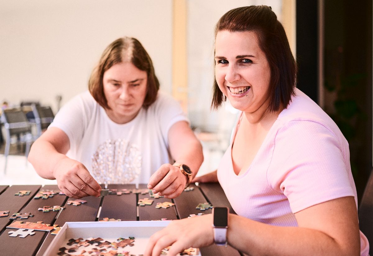 Zwe Frauen legen zusammen ein Puzzle