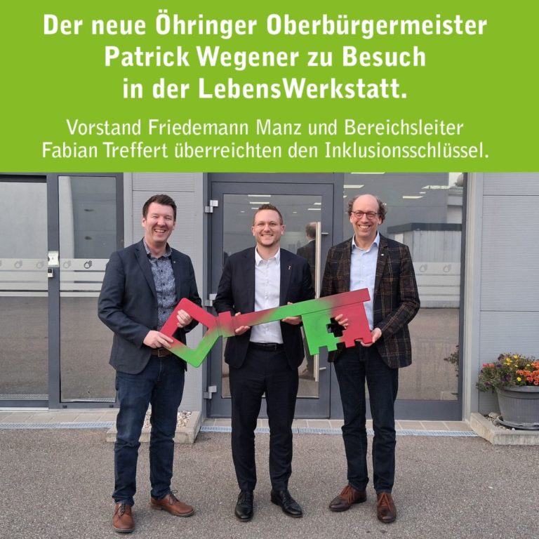 ein großer bunter schlüssel wird übergeben