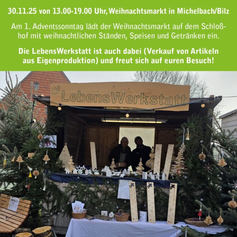 Stand der LebensWerkstatt mit Holzartikeln auf einem Weihnachtsmarkt