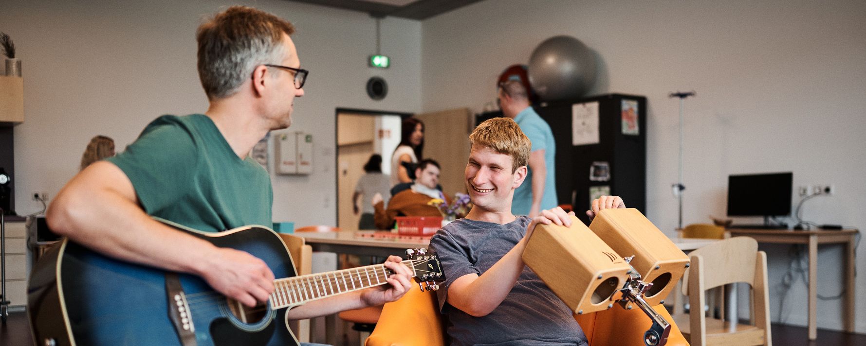 Menschen machen gemeinsam Musik und freuen sich