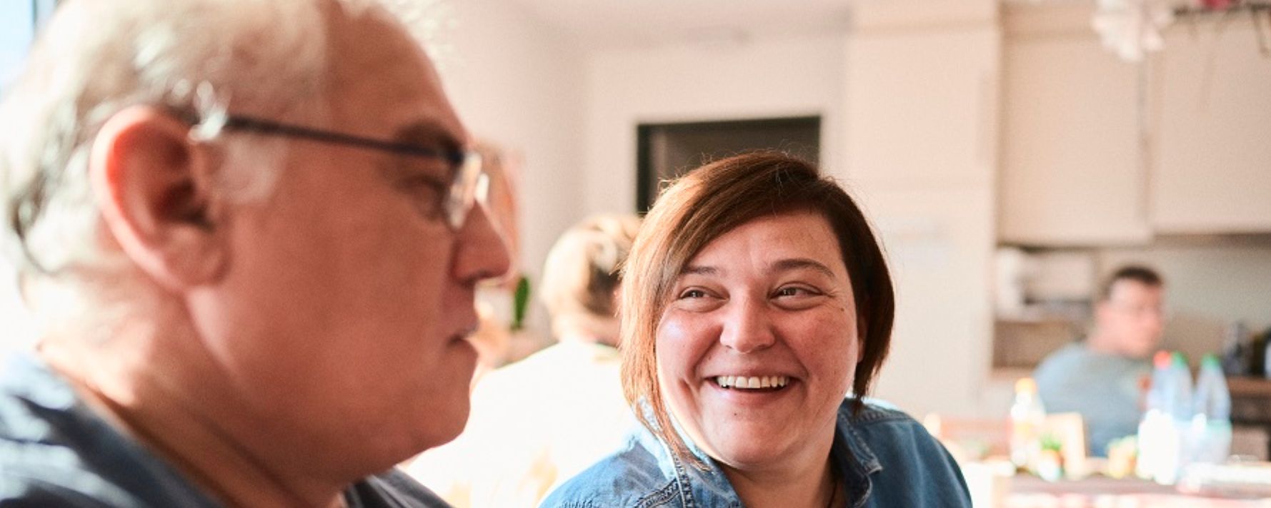 blick in eine gemütliche küche in der sich menschen aufhalten