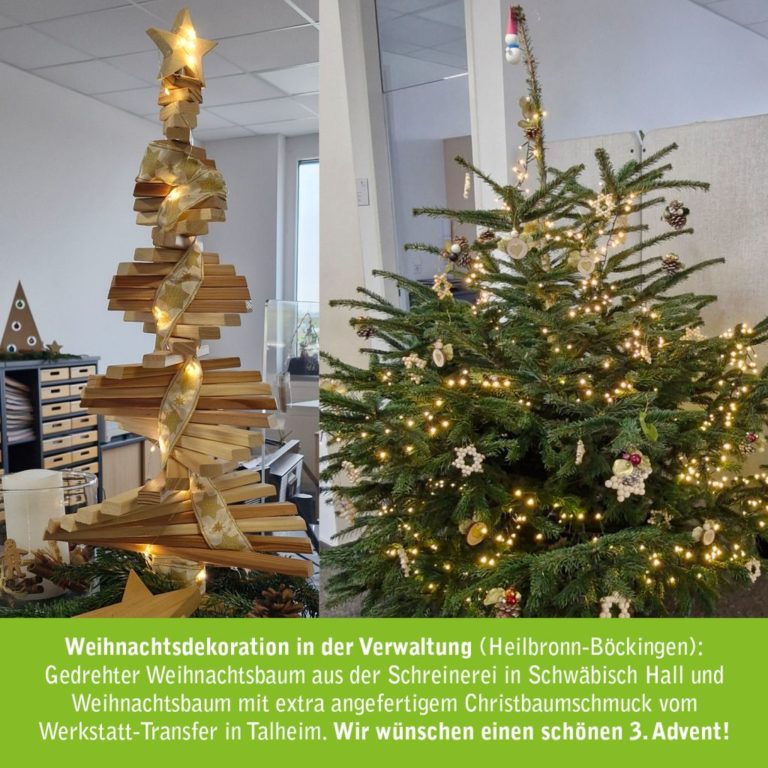 ein weihnachtsbaum aus holz und ein echter baum stehen in einem büro