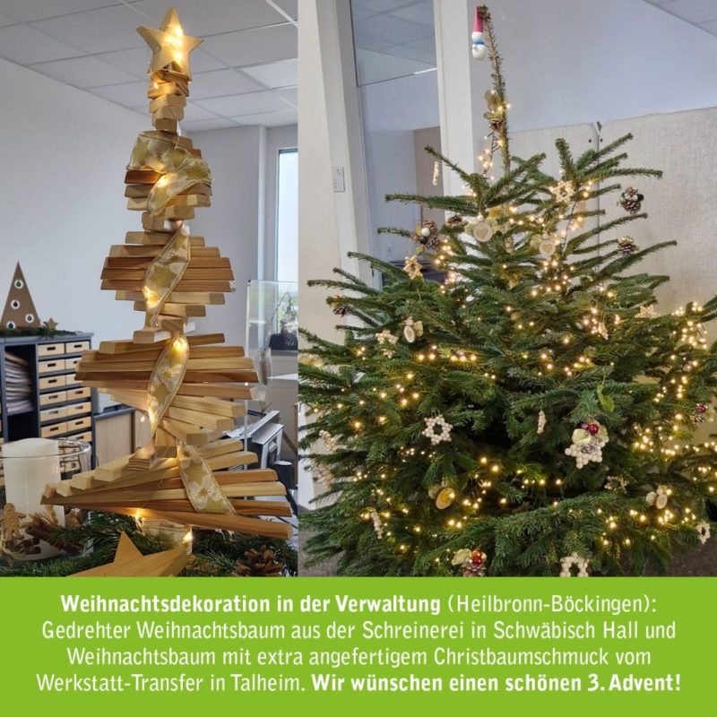 ein weihnachtsbaum aus holz und ein echter baum stehen in einem büro
