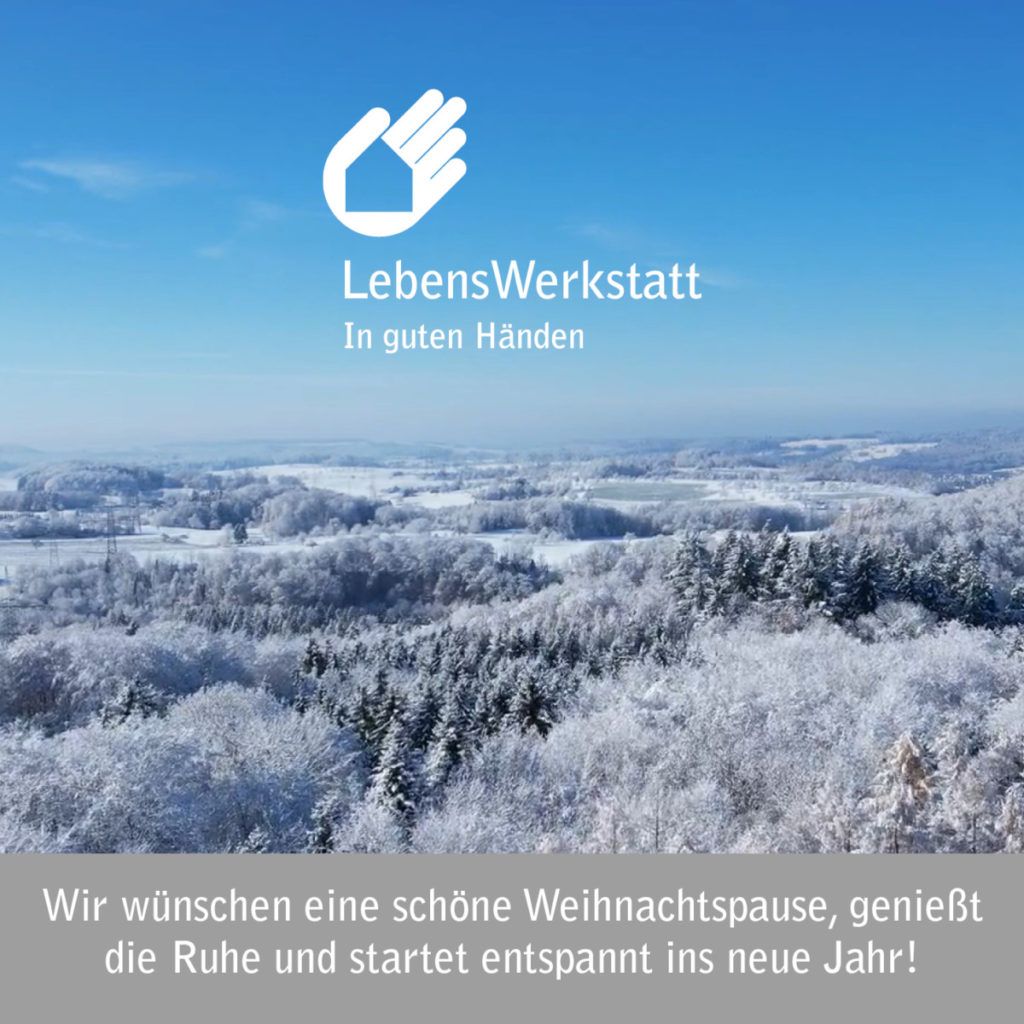 Schneebedeckte Landschaft mit blauen Himmel, Weihnachtsbotschaft der LebensWerkstatt. Frohe Feiertage!