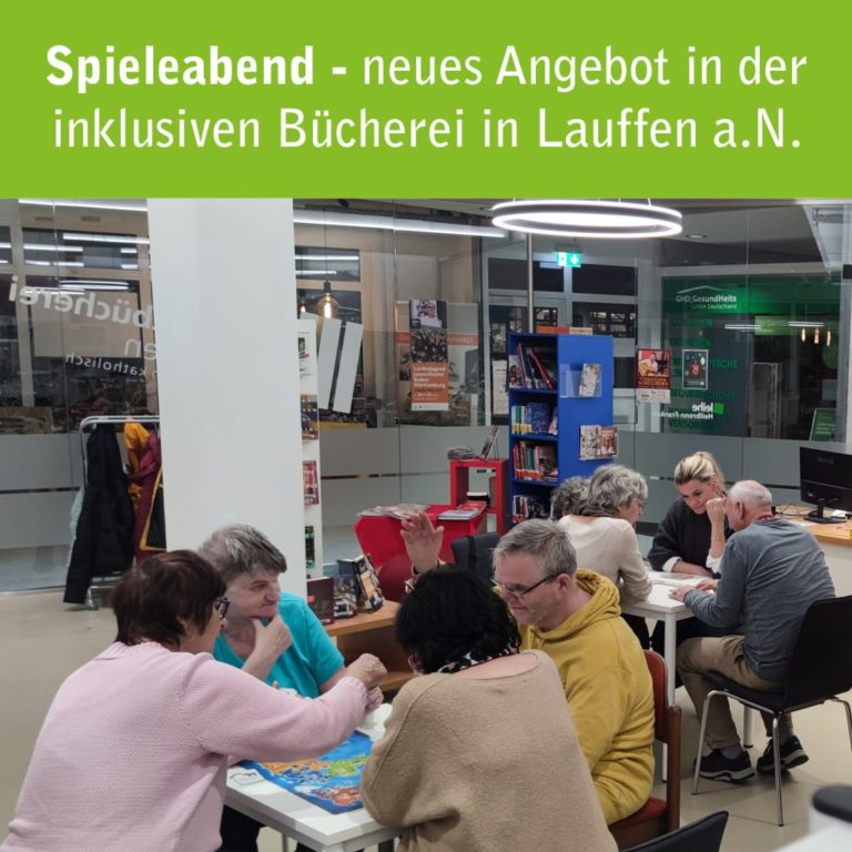 Menschen sitzen in einer Bücherei und spielen