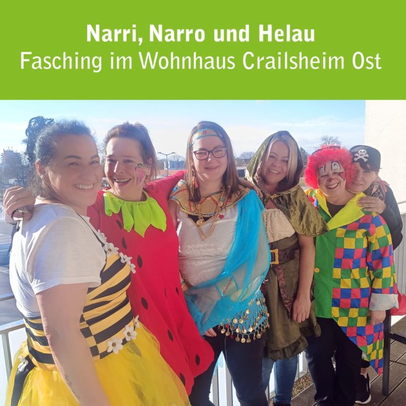 6 fröhliche menschen in bunten faschingskostümen