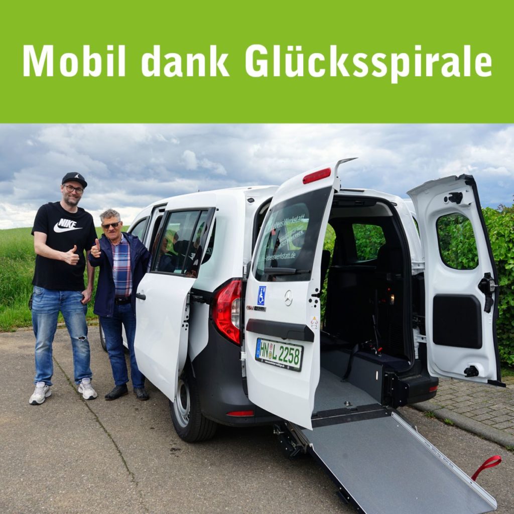 Zwei Männer stehen neben einem weißen Fahrzeug mit Rollstuhlrampe. Sie freuen sich über die Mobilität durch Glücksspirale.
