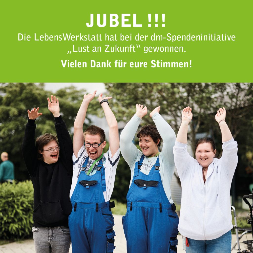 Vier glückliche Menschen feiern ihren Gewinn bei einer Spendeninitiative und bedanken sich.