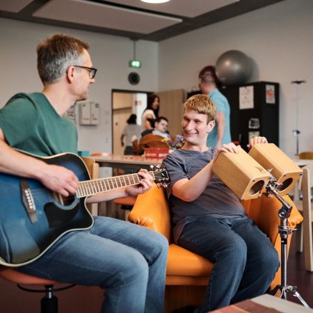 menschen musizieren gemeinsam