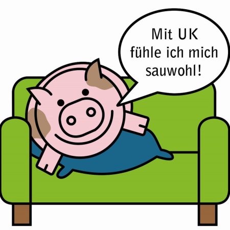 ein gezeichnetes schwein liegt auf einem grünen sessel. in einer sprechblase steht "mit UK fühle ich mich sauwohl!"
