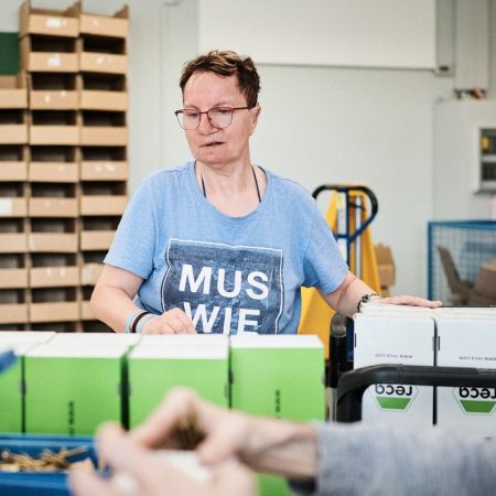 Eine Mitarbeiterin stellt Ware zusammen